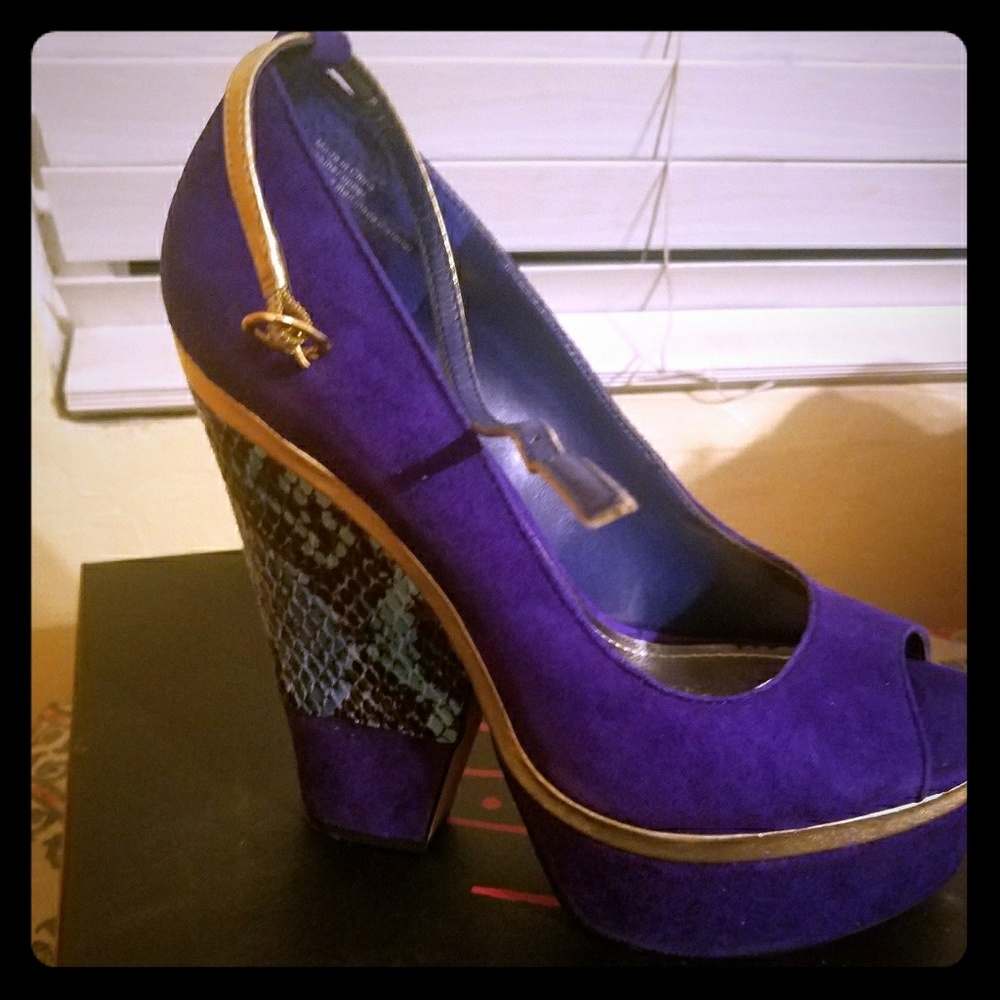 Wild pair wegdy heels.